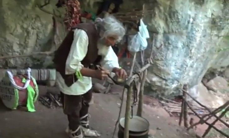 Donó todas sus posesiones y hace 20 años que vive en una cueva