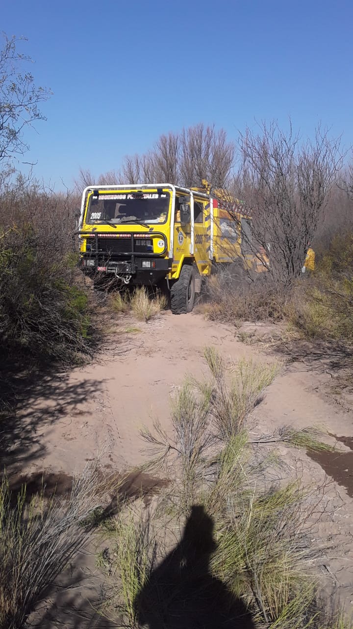 El Plan Provincial de Manejo del Fuego combate incendio en Alvear