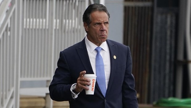 El gobernador de Nueva York dijo que renuncia en 14 días para evitar «meses de controversias políticas y legales»