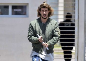 En un country con su mamá, con 25 kilos más y un parte de esquizofrenia: así espera Rodrigo Eguillor el juicio por abuso sexual a casi tres años del video del balcón