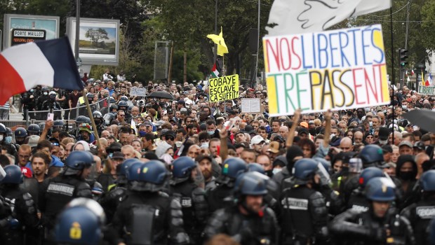 Francia: crecen las protestas contra el pasaporte sanitario