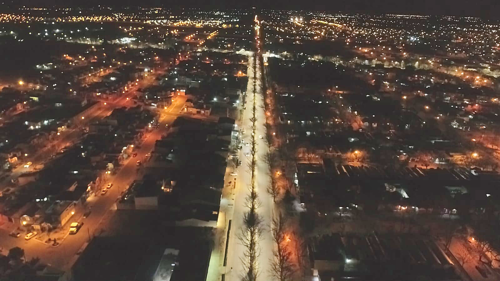 Emir Félix inauguró 200 nuevas led  en el bulevar Los Robles y anunció  más inversiones