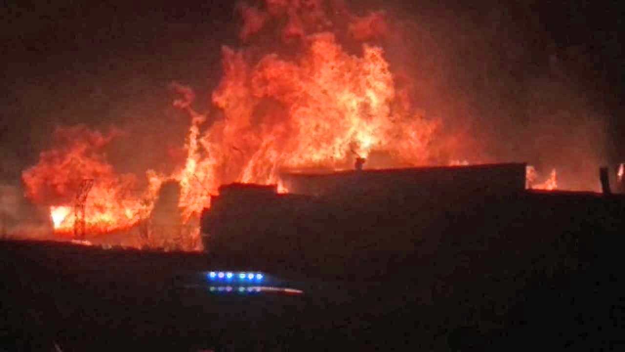 Incendio de grandes dimensiones en un aserradero cercano al Secadero Dágata
