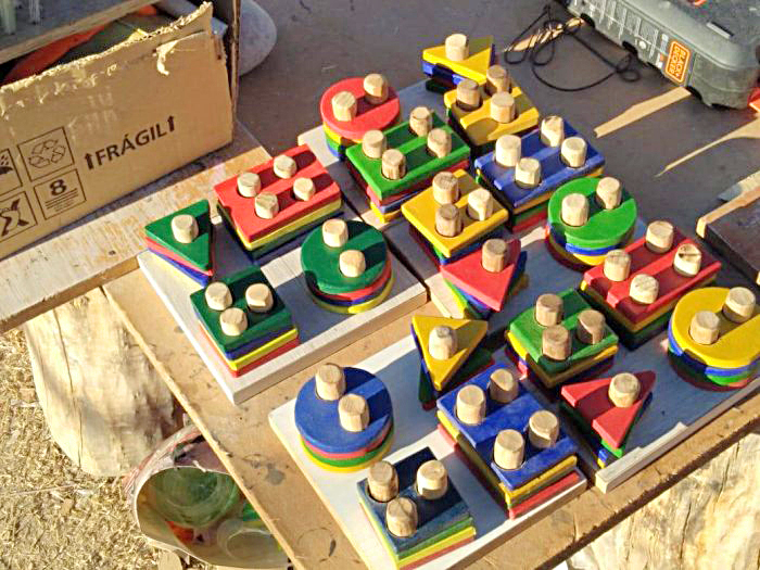 Internos sanrafaelinos elaboran juguetes  para alumnos de la  escuela Magnasco