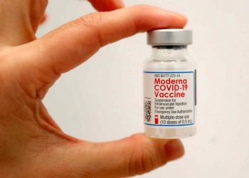 Japón suspende el uso de cientos de miles de vacunas de Moderna por anomalías