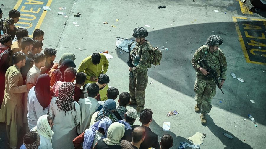 La desesperación en Afganistán: se cuelgan de los aviones para huir de Kabul