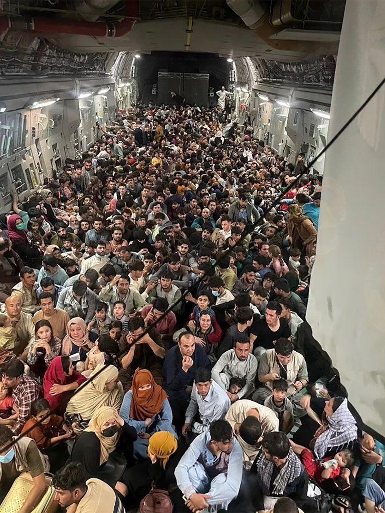 La impresionante imagen de la bodega de un avión militar con 640 afganos que lograron escapar de los talibanes