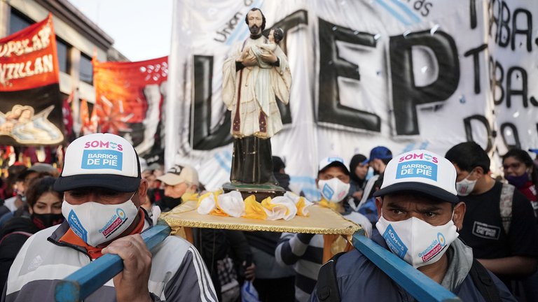 “Los Cayetanos” marchan a la Plaza de Mayo para pedir por “tierra, techo y trabajo”
