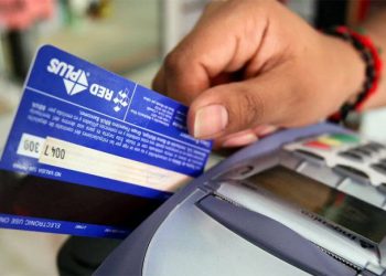 Los comercios comenzaron a recibir pagos con débito en un día