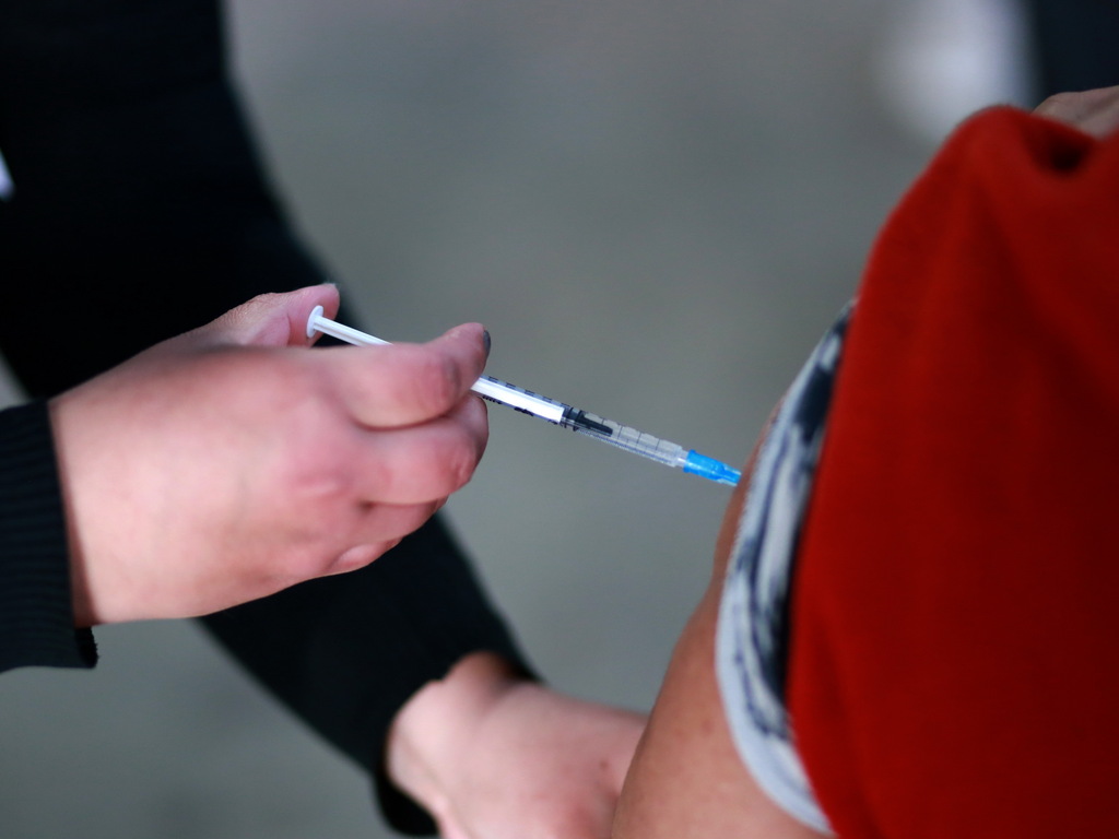 Negociaciones, intermediarios y trabas: por qué Mendoza no compró vacunas