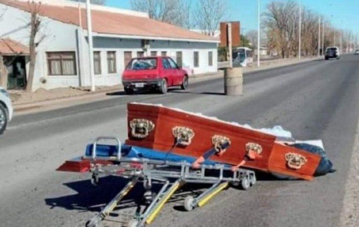 Neuquén: quién era la persona fallecida cuyo ataúd cayó del coche fúnebre en la Ruta 22