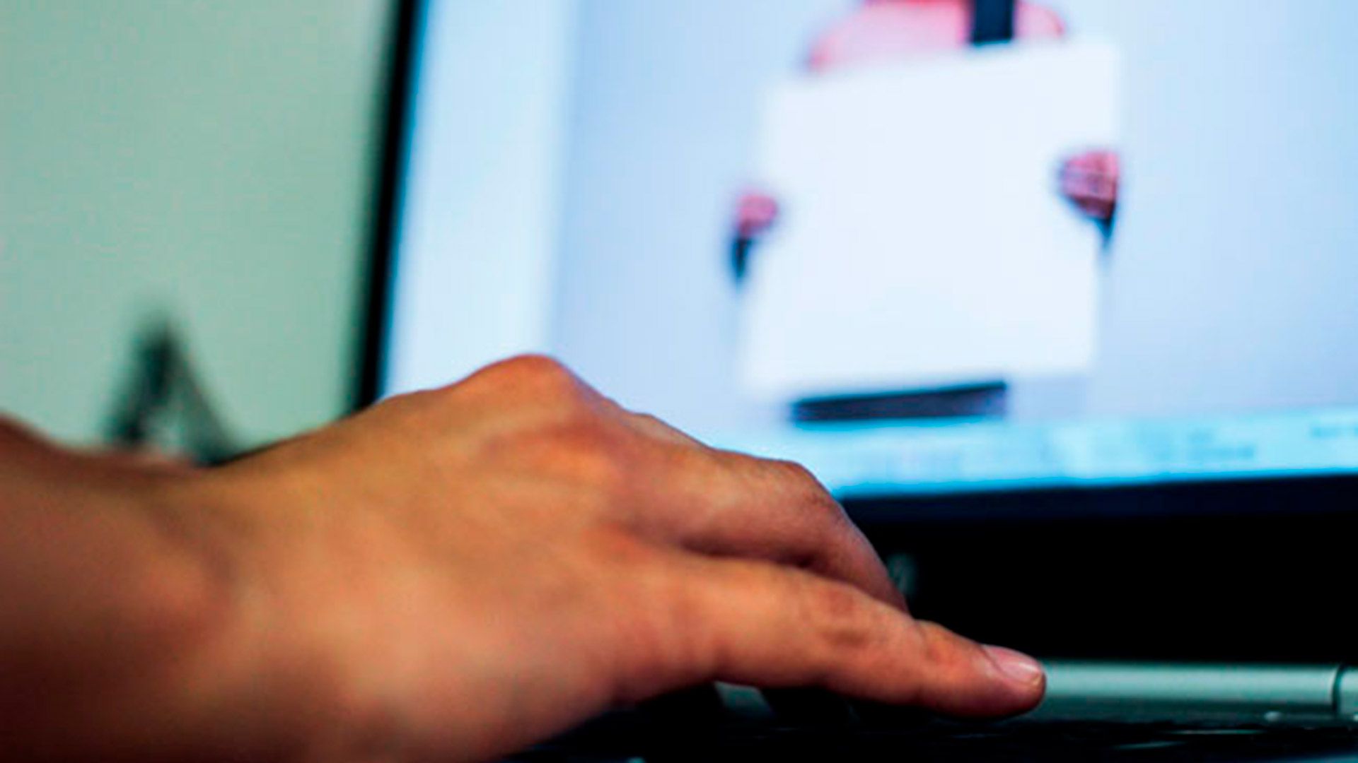 Polémica por nueva función de Apple que revisará los iPhone en busca de material de abuso infantil