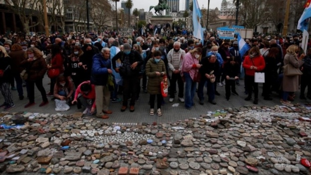 “Tenían una torta con rosas y yo no le pude dejar ni una flor”, la indignación de una mujer cuyo papá murió el día de la fiesta de Olivos