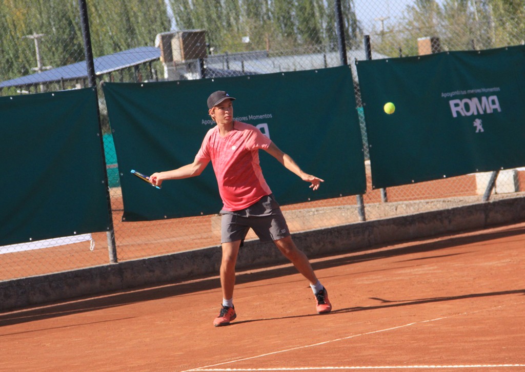 Tenistas locales participan del Circuito ITF Junior en Córdoba