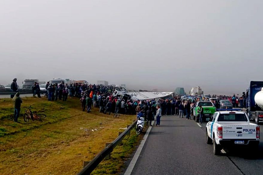 Nuevo episodio en la Provincia de Buenos Aires: Un camión volcó y los vecinos saquearon la mercadería