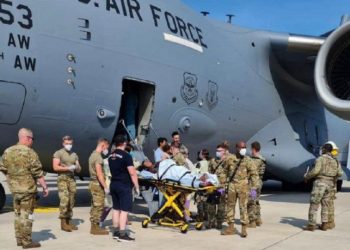 Una embarazada que huía de Afganistán dio a luz en un avión militar