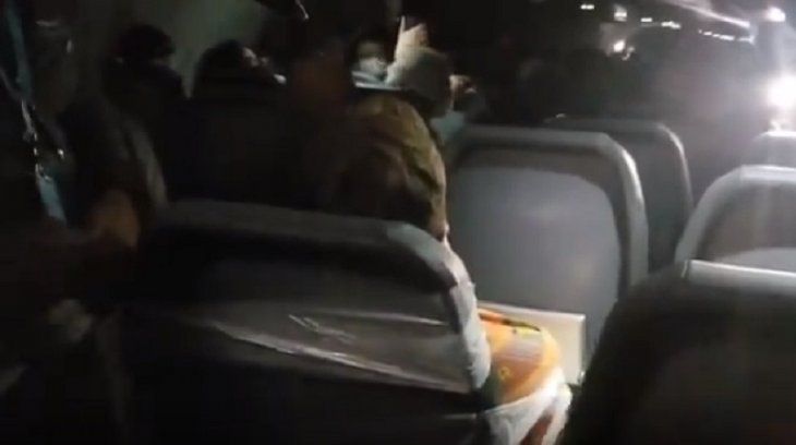 VIDEO: pasajero alcoholizado acosó a azafatas en pleno vuelo y terminó atado con cinta adhesiva
