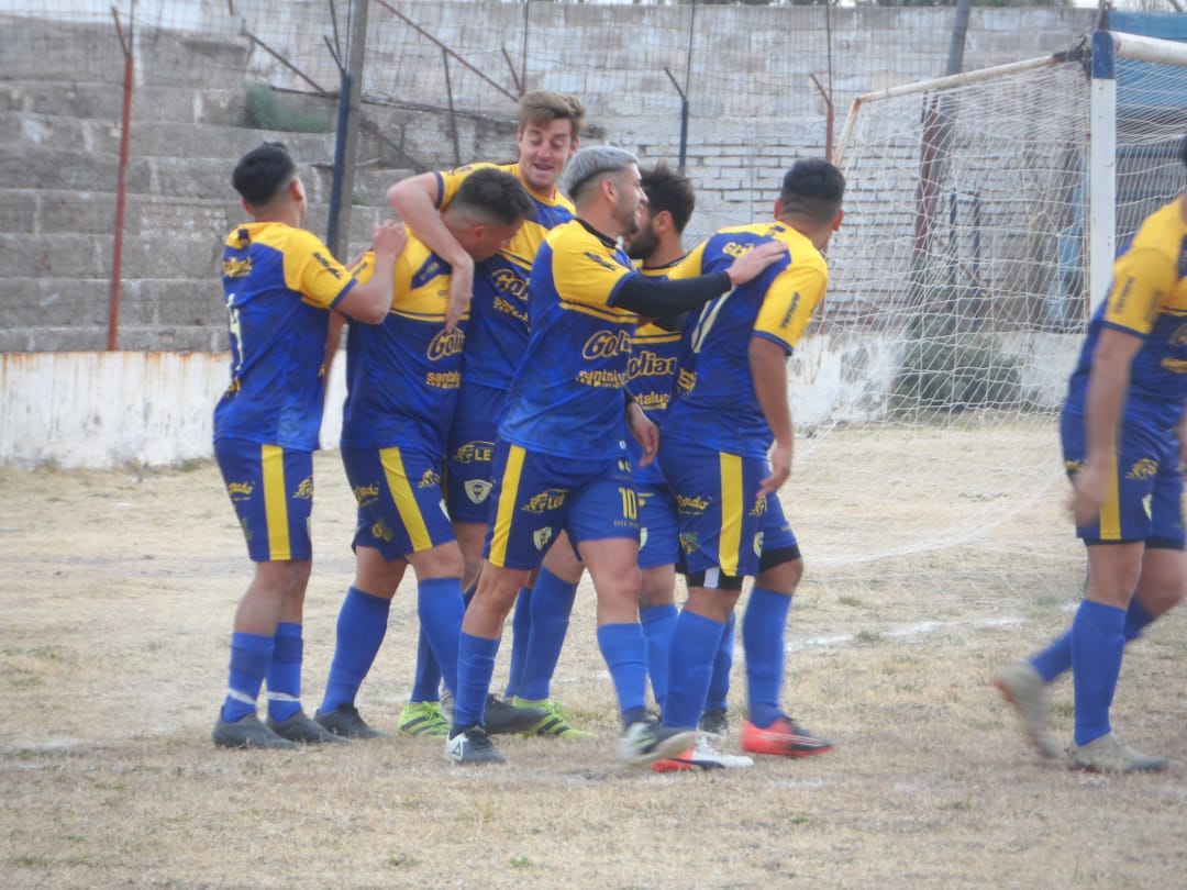 Fútbol local: victorias de Huracán, Quiroga y Constitución