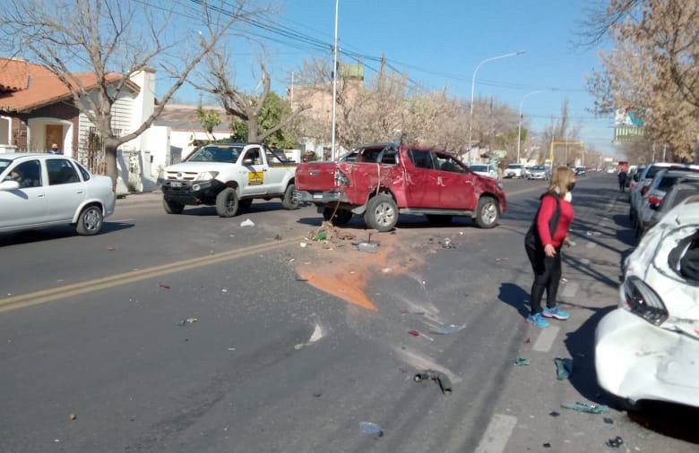 Fuerte accidente vial con  cinco vehículos involucrados