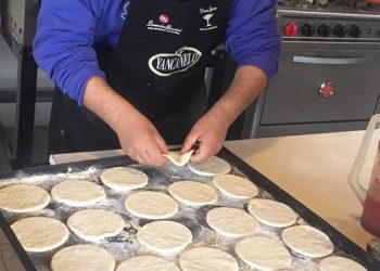 FEYES le regala pizzetas a Cáritas para los festejos  del Día del Niño