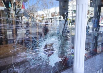 Rompieron a piedrazos la vidriera de Adamo Video y robaron armas y artículos de valor