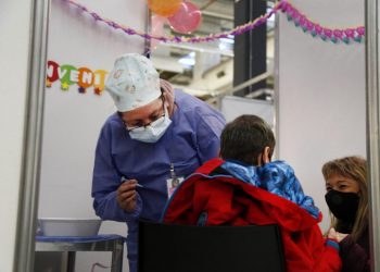 Datos oficiales: ¿qué vacuna generó más efectos adversos en la Argentina?