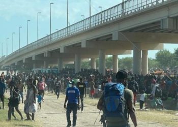 EE.UU. aumentará «vuelos de deportación» para inmigrantes varados en Texas