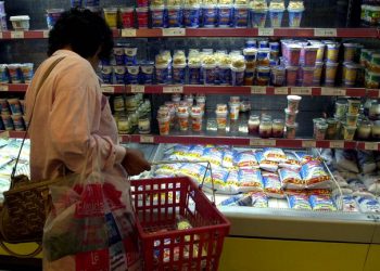 El derrumbe del salario: cuántos productos esenciales podía comprar un empleado en las últimas cuatro elecciones