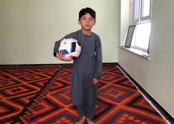 El niño afgano de la camiseta de plástico de Lionel Messi quiere huir de los talibanes: “Por favor, sálvenme de esta situación”