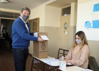 Emir Félix votó y convocó a la comunidad a asistir a sufragar