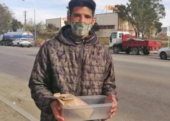 Es sanrafaelino, se fue a Comodoro y vende churros en la calle para salir adelante