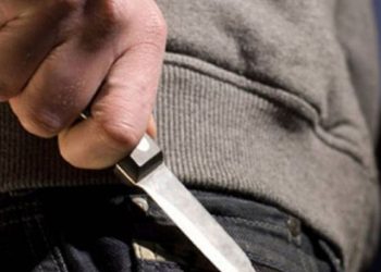 “Firmás o te apuñalo”: el macabro caso del hombre que secuestró y torturó a su madre para quedarse con un departamento