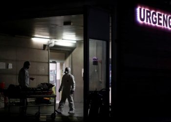 Francia sancionará con suspensiones de empleo y sueldo a sanitarios que no estén vacunados