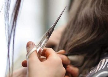 Fue a cortarse el pelo, se lo cortaron demasiado y ahora la peluquería deberá indemnizarla con 271 mil dólares