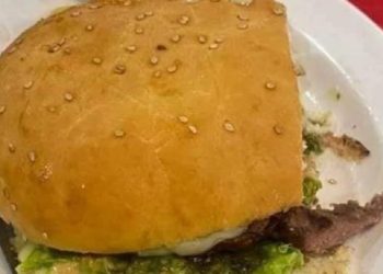 Horror en Bolivia: estaba comiendo una hamburguesa y encontró un dedo humano