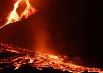 Alerta: La lava del volcán de La Palma llega al océano y crea una nube de humo