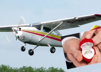 Le quiso pedir casamiento a su novia desde un avión pero terminó denunciado por mensajes de odio