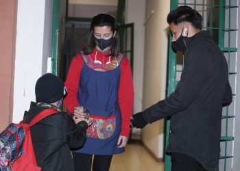 Más de 20.000 alumnos de escuelas no albergues extienden su jornada escolar