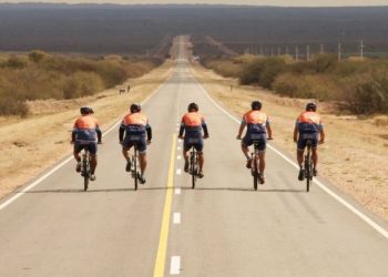 «Mensajeros de los sueños»: ciclistas que intercambian cartas de niños pasaron por Mendoza
