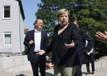 Merkel pide dialogar con los talibanes para evacuar a más gente de Afganistán