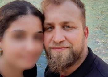 Murió por un supuesto infarto en medio de una operación de transplante de cabello, pero lo encontraron cubierto de sangre