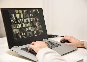 Alumnos de Derecho de la UM piden la vuelta a las aulas