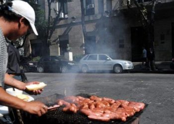 Por el cepo a la carne cierran frigoríficos y la pandemia hizo caer la venta de choripanes