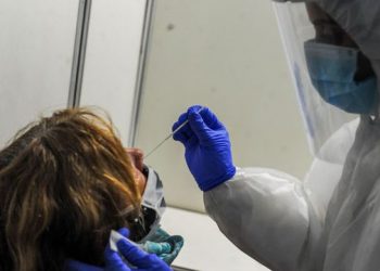 Córdoba: Proponen «hisopados anales» para los empleados que se nieguen a recibir la vacuna contra el Covid