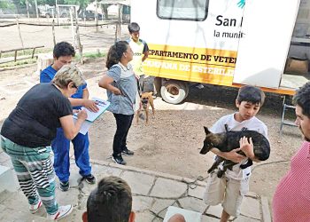 Fuerte choque en pleno cruce con semáforos