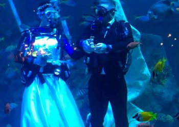 Son buzos, pospusieron su boda por la pandemia y dieron finalmente el sí con tubos de oxígeno bajo el agua: Hubo invitados