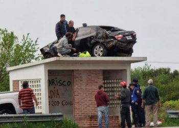 “Tomó un espejo de agua, perdió el control y no se acuerda más”, dijo el hermano del comisario que despistó y terminó con su auto arriba de una parada de colectivos