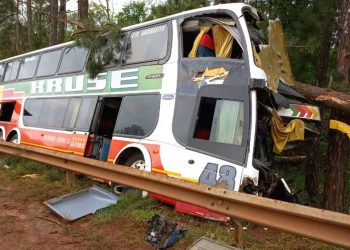 Tragedia en Misiones: un micro se despistó tras reventar un neumático y murieron tres personas en el accidente