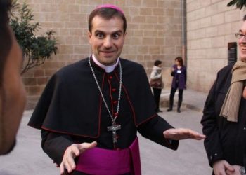 Un obispo renunció por amor a una autora de novelas eróticas­