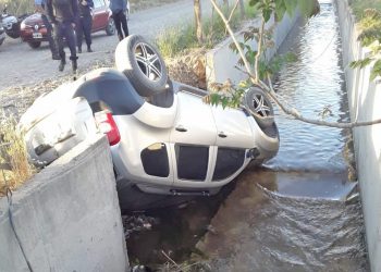 Una camioneta cayó al interior de un canal en El Cerrito